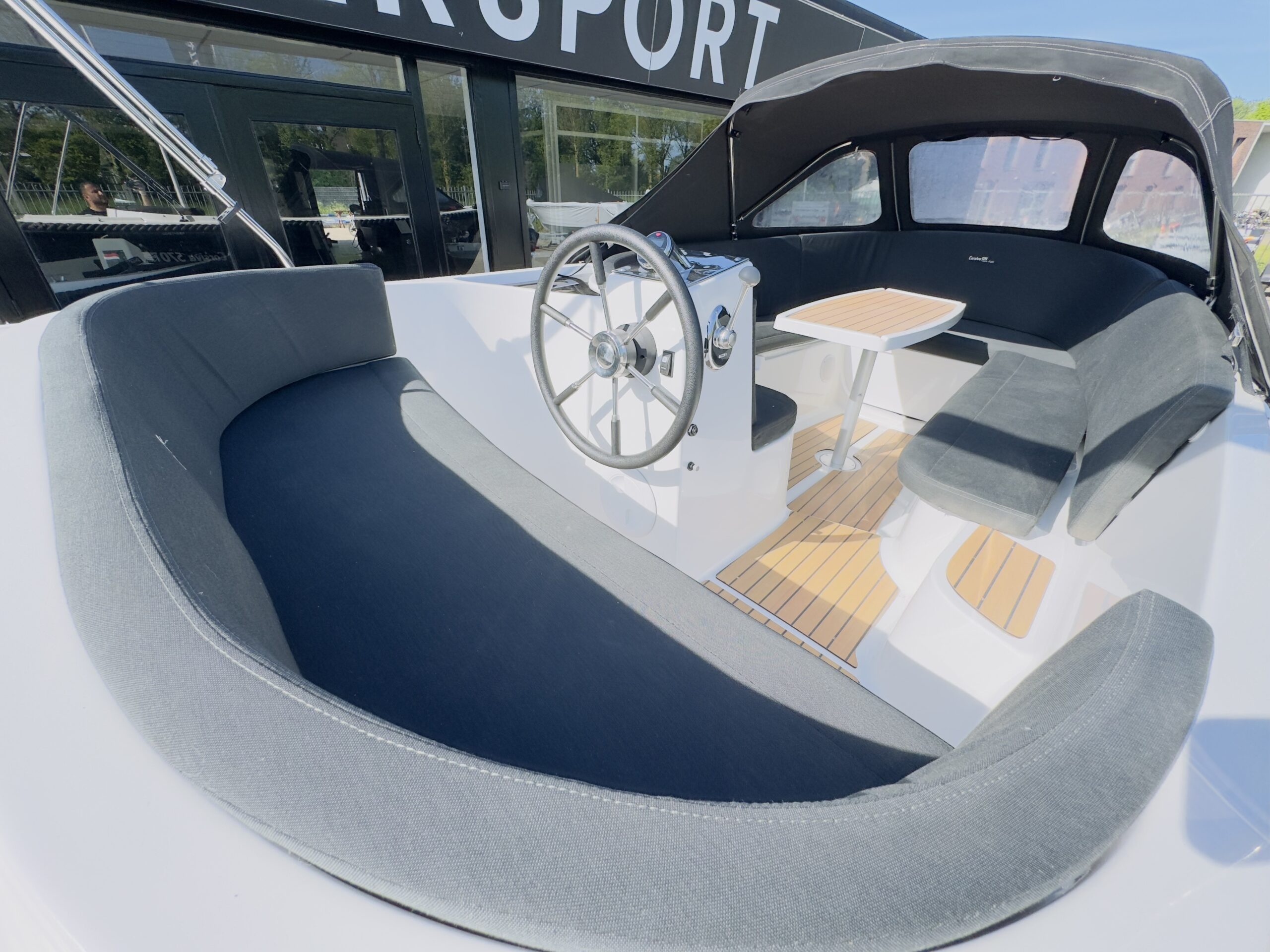 Corsiva 570 sloep zwart %count(title) Officiële Suzuki Marine dealer Noord-Holland Corsiva_570_sloep_kopen